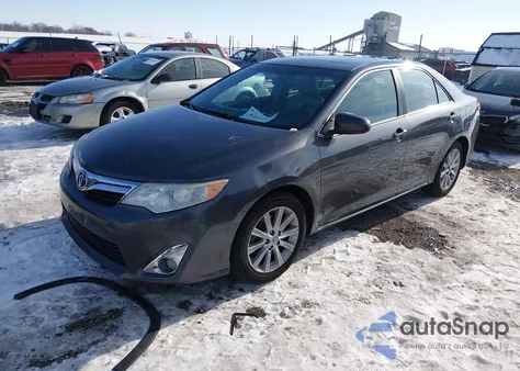 2013 Toyota Camry Xle z USA, uszkodzony, nr VIN 4T4BF1FK2DR320572